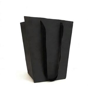 Bolsas de Papel Kraft Negras Trapezoidales Personalizadas con Asas Retorcidas Reciclables para Empaque de Regalos y Ramos Hechos a Mano - Product Image 1