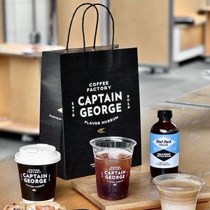 Sacs en papier kraft noir personnalisés, écologiques, recyclables et biodégradables avec poignées pour emballage alimentaire, gobelets à café et bubble tea - Product Image 5