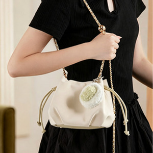 Sac bandoulière en cuir PU style nuage, sac à cordon de serrage au design original, sac fourre-tout décontracté pour femme - Product Image 4