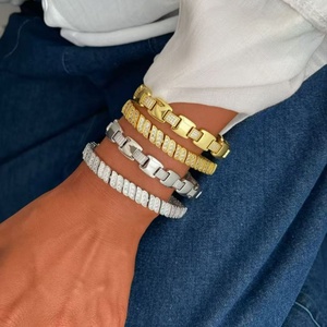 Bracelet de luxe plaqué or 18 carats avec motif floral texturé et pavé de zircone cubique pour femme, bijoux élégants en forme de trèfle à empiler, vente en gros - Product Image 2