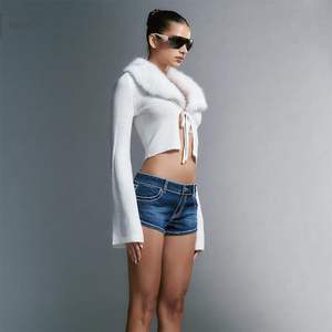 Pull court en cachemire pour femme à manches longues, col en V, avec nœud sur le devant, bordure en fourrure douce, coupe ajustée, longueur courte, manches classiques - Product Image 4