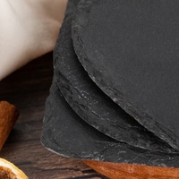 Gloway Vente en gros Dessous de verre carré en vrac de 4 "naturel fait à la main avec cœur en pierre noire Dessous de verre rond en ardoise pour bar à boissons