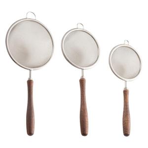 Colador de malla de acero inoxidable 304 con mango de madera para harina, té, jugo, filtro de alimentos líquidos para bebés, disponible en tres tamaños - Product Image 5
