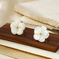 Exquisitos Pendientes Pequeños de Acero Inoxidable con PVD Dorado y Diseño Floral, de Alta Calidad, con Engaste de Garra y Concha Blanca, Pendientes de Flor de Moda