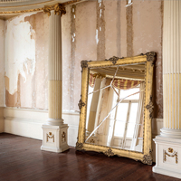 Espejo de Pared Rectangular de Lujo con Marco Dorado Antiguo y Detalles de Acero Inoxidable para Interiores Contemporáneos