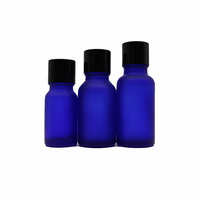 Flacon vide en verre bleu cobalt givré avec bouchon à vis argenté pour l'emballage de liquides cosmétiques et d'huiles essentielles