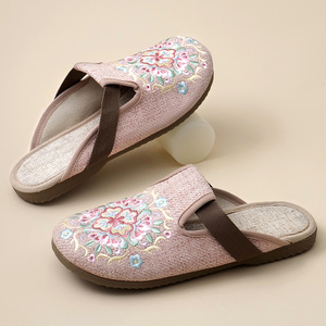 2026 New Four Season Chinese Style Embroidered Closed Toe Women Slippers Non Slip Indoor Outdoor Home Shoes - Product Image 1