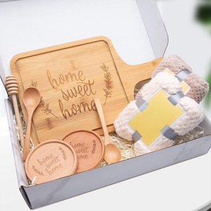 Planche à découper en bambou Cadeau personnalisé Planche de service en bois de bambou pour mariage Pendaison de crémaillère et anniversaire de jeunes mariés - Product Image 1