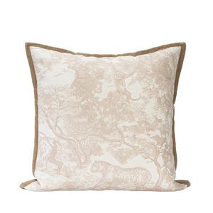 Fodera per cuscino decorativa vintage con scena della giungla, motivo tigre e leone beige e grigio, con bordo a piping per divano e letto - Product Image 3