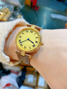 นาฬิกาจักรกลอัตโนมัติที่ทันสมัยและหรูหรา หน้าปัดสีเบจ สายหนังวัวลายจระเข้ ประดับด้วยสปิเนลสังเคราะห์สีน้ำเงิน - Product Image 3