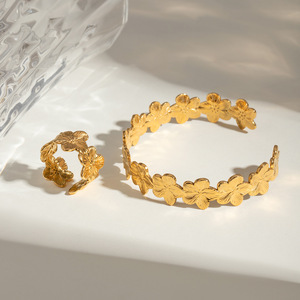 Brazalete Abierto con Diseño de Flor en Tono Dorado, Joyería Unisex, Accesorio de Moda - Product Image 2