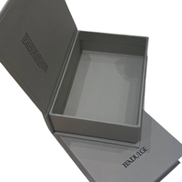 Boîte cadeau en carton étanche haut de gamme personnalisée fermeture magnétique portable pour bijoux gaufrage logo imprimé plastification mate alimentaire