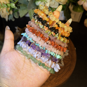 Großhandel Natürliche Unregelmäßige Bunte Heilkristalle Edelstein-Schmuck Feng Shui Kieselstein-Armband als Geschenk - Product Image 1