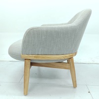 Fauteuil de salon moderne au design personnalisé, avec dossier bas rembourré en tissu et base en bois