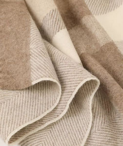 Poncho Largo Personalizado Transpirable con Textura de Espiga, Mezcla de Cachemira a Rayas Beige y Blancas, con Borlas Acabadas a Mano - Product Image 2