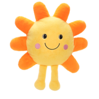 Peluche Soleil avec visage rond jaune, rayons orange et jambes pendantes, personnage Soleil souriant
