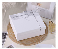 Boîte d'emballage de luxe de luxe avec logo personnalisé pour bijoux d'anniversaire et de mariage Boîtes blanches pour coffrets cadeaux avec nœud papillon et ruban