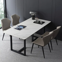 Table à manger carrée de luxe moderne, marque SXT, plateau en pierre de haute qualité, pieds en métal, pour hôtel, bureau, appartement ou salon.