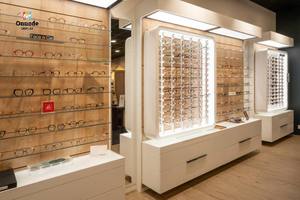 Aménagement de magasin d'optique, mobilier d'exposition, vitrines en verre sur mesure pour lunettes de vue et de soleil, design d'intérieur de magasin d'optique - Product Image 6