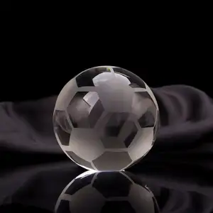 Eer Van Kristal 60Mm 80Mm 3d Gesneden Kristallen Voetbalbal Sport Voetbal Glas Gepolijste Bal Voor Souvenir Geschenken