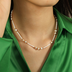 สร้อยคอทองประดับมุกน้ำจืด สร้อยคอประดับมุกสำหรับผู้หญิง งานปาร์ตี้ สไตล์เรียบหรู มุกเลียนแบบ - Product Image 4