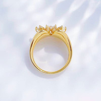 Anello con Diamante Coltivato in Laboratorio in Oro Giallo 18K, Design Floreale con Pistillo e Diamante, Stile Lussuoso e Sognante per Donne