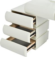 Coiffeuse moderne blanc crème avec miroir LED arqué, tiroirs incurvés en cuir souple et armoire latérale réglable pour chambre à coucher.