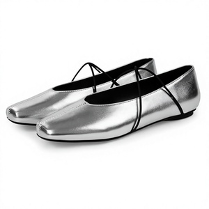 Ballerines plates en cuir verni argenté à bout carré, à enfiler, avec bride en T, pour toutes les saisons - Product Image 2