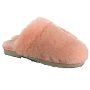 舒适羊皮拖鞋粉色白色模糊廉价保暖真羊皮拖鞋蓬松粉色毛绒拖鞋
