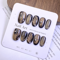 Ongles Press-on Faits Main, Ongles Ovale Cool Effet Œil de Chat Café Rétro, Fleurs Peintes à la Main Noires, Lignes Métalliques, Strass