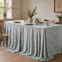 Nappe bleu clair à imprimé botanique blanc et motif croquis vert, linge de table pour salle à manger de style cottage ou ferme