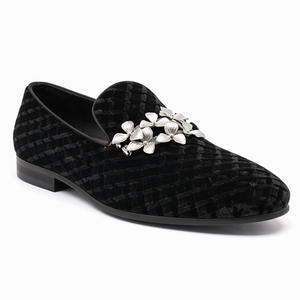 Mocassins en velours noir tissé pour hommes, chaussures habillées à enfiler, bout pointu, boucle fleurie argentée, antidérapants, pour bureau et mariage - Product Image 1