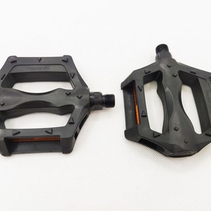 Pédales de vélo de montagne YanHua 20X, noires, en plastique, avec roulement à billes, axe en acier, fabriquées en Chine, certifiées pour le cyclisme hors route - Product Image 1