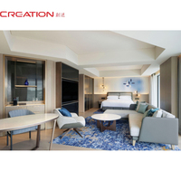 Ensemble de mobilier hôtelier sur mesure pour suite d'hôtel avec canapé de chambre et espace repas