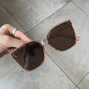 Lunettes de soleil carrées coréennes unisexes, verres PC UV400, monture grise, rivets irréguliers à pois, protection solaire tendance pour usage extérieur - Product Image 3