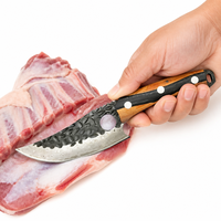 Couteau de chef serbe à lame fixe en acier Damas martelé avec trou de préhension et manche en bois d'ambre pour la cuisine professionnelle