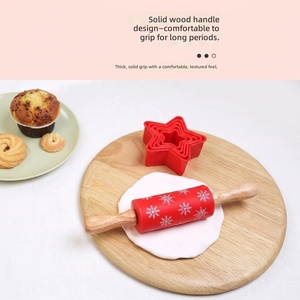 Ensemble de pâtisserie de Noël en silicone : Rouleau à pâtisserie, fouet, <span class=keywords><strong>emporte</strong></span>-pièces, spatule, ustensiles de cuisson en silicone résistants à la chaleur OEM ODM - Product Image 5