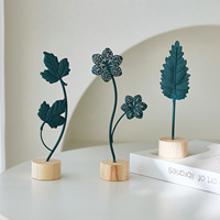 Figurine décorative en métal doré de luxe avec feuilles et fleurs, sculpture minimaliste avec base en bois pour la décoration de la maison