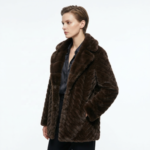 Cappotto Lungo da Donna Zeyu in Finta Pelliccia di Visone, Spesso, Tinta Unita, Scollo a V, <span class=keywords><strong>Estetica</strong></span> Premium Cappotto in Ecopelliccia Caldo, Ecologico e Antivento - Product Image 2
