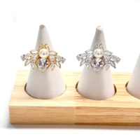 Nouvelle mode dernière tendance reine abeille forme bague en cristal diamants dentelle bague ronde coupe luxe perle femmes fête bijoux en gros