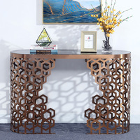 Table console de salon de luxe, style minimaliste moderne, en pierre frittée, longue et étroite, avec des plaques de marbre et des éléments en acier inoxydable doré, pour villa et hôtel