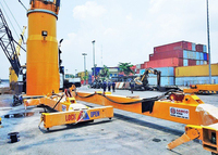 Grue portique chargée, dispositifs de déplacement de conteneurs, utilisés pour soulever un conteneur maritime, haute qualité, norme d'exportation du Vietnam