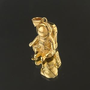 Collar Personalizado de Acero de Titanio con Colgante de Astronauta de Acero Inoxidable Fundido Transfronterizo, Chapado en Oro de 18K PVD - Product Image 3