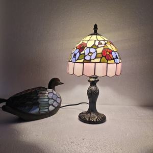 Lámpara de Mesa Tiffany de Vidrio con Diseño Floral Rosa de 8'', Lámpara de Escritorio Pequeña para Cafetería, Comedor y Dormitorio - Product Image 3