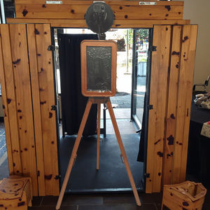 Photomaton rétro chic en bois double face avec imprimante intégrée, support pour iPad, tout-en-un pour des clichés inoubliables - Product Image 1