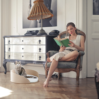 Lit pour chat en feutre beige avec coussin blanc doux, maison de couchage semi-fermée ronde pour animaux de compagnie avec bord incurvé pour chats d'intérieur, utilisation domestique