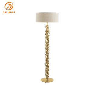 Lampadaire moderne de luxe avec base sculpturale en métal doré et abat-jour en tissu, style Art Déco, pour hall d'hôtel - Product Image 5