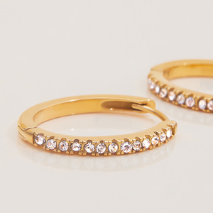 Pendientes de Diamantes en Oro de 18K y Acero Inoxidable con Forma de O y Diamantes Blancos para Uso Diario de Mujer - Product Image 2