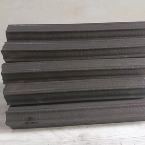 Las briquetas de aserrín Pini Kay ofrecen un calor fuerte y duradero con un rendimiento de combustión limpio, ideales para cocinar y calentar. - Product Image 1