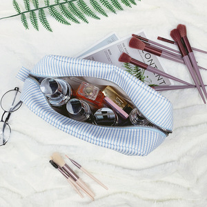 Borsa da Viaggio in Stile Mississippi con Motivo a Righe Indiane, Elegante Pochette per Cosmetici e Trucchi per Weekend - Product Image 4